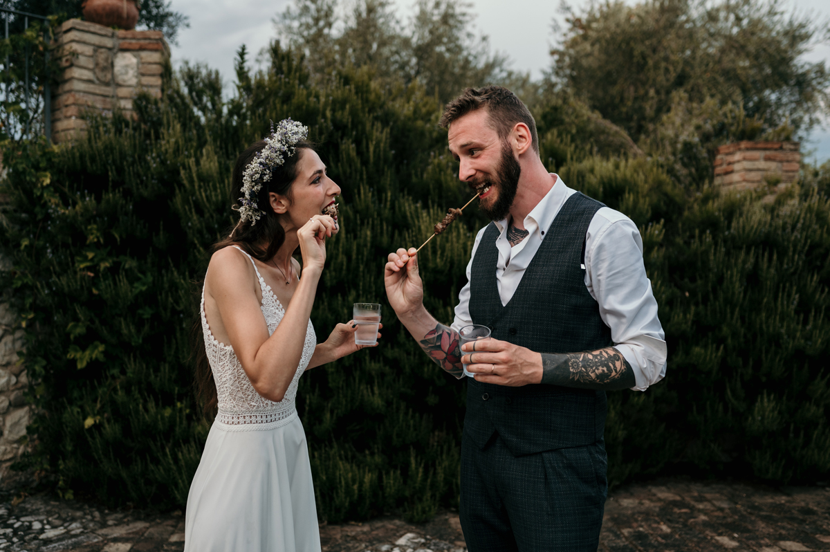 https://www.munay-films.com/wp-content/uploads/2023/09/couple_eating_italian_food_wedding-1.jpg